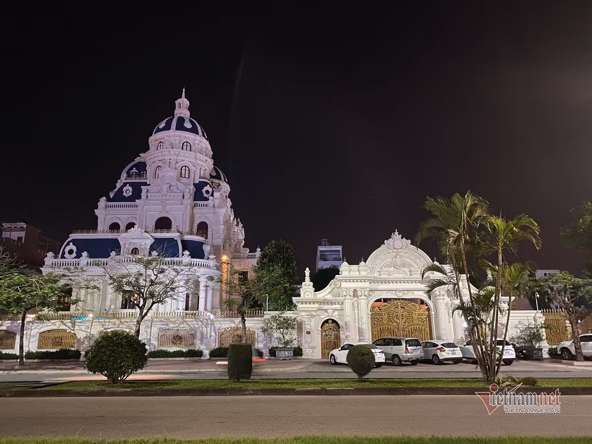 Ngôi nhà có 3 tầng chính, 1 tầng áp mái và 2 tầng chóp có thiết kế kiểu Pháp cổ điển sang trọng. Ảnh: Vietnamnet