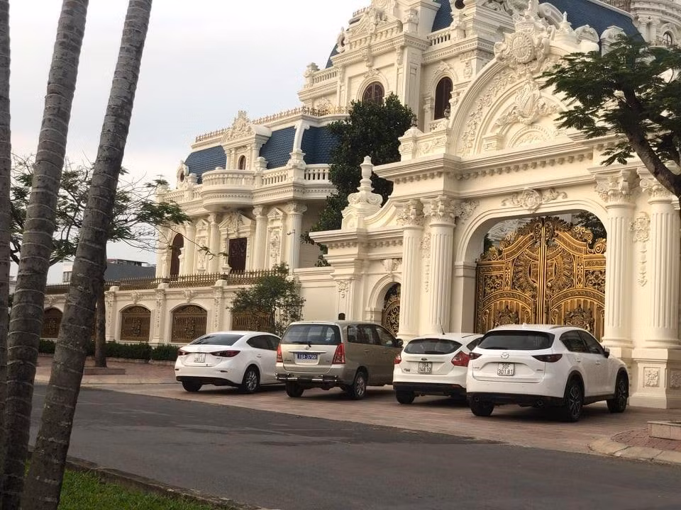 Căn biệt thự của ông Phát tại Hải Phòng được thiết kế theo kiến trúc châu Âu đẹp lộng lẫy, lung linh như cung điện. Ảnh: Lao động.