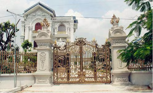 Hai bên đường vào xã Hải Minh là những ngôi nhà cao tầng biệt thự, có cả những tòa trông giống như lâu đài, mọc lên san sát. Ảnh: Người đưa tin.