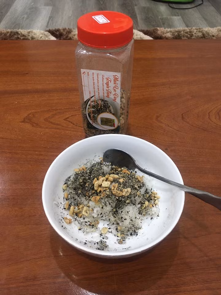 Chị Hằng (Thanh Xuân, Hà Nội) cho biết bán muối vừng khoảng 2 năm nay. Tuy nhiên, muối vừng trước đây làm đơn giản chỉ gồm lạc, vừng trắng hoặc vừng đen.