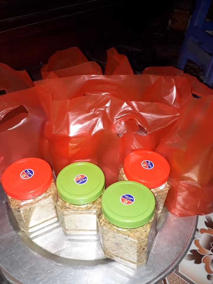 Theo chị Hằng, khách hàng ít mua theo cân, chủ yếu mua theo hộp/gói khoảng 200g - 500g. Muối vừng nhẹ nên một hộp nhỏ cũng được khá nhiều.