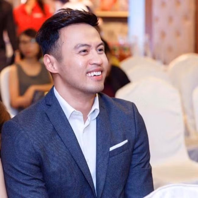 Tuy nhiên, đến nay, nam doanh nhân tài năng này vẫn độc thân. Nguồn ảnh: Internet. Video: Thiếu gia Sài Gòn khoe quà tốt nghiệp Ferrari. Nguồn: VTC1