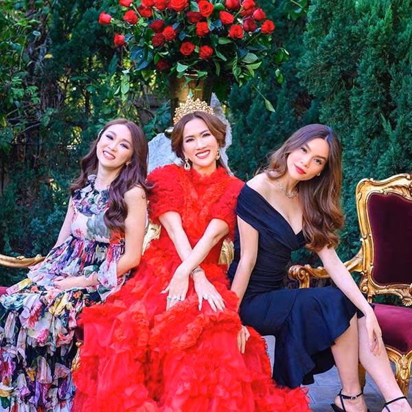 Không chỉ giàu có, Mimi còn có mối quan hệ thân thiết với nhiều ngôi sao có tiếng của làng giải trí Việt như: Diễm My, Lê Thúy, Hà Kiều Anh, Hồ Ngọc Hà, Vũ Khắc Tiệp,…
