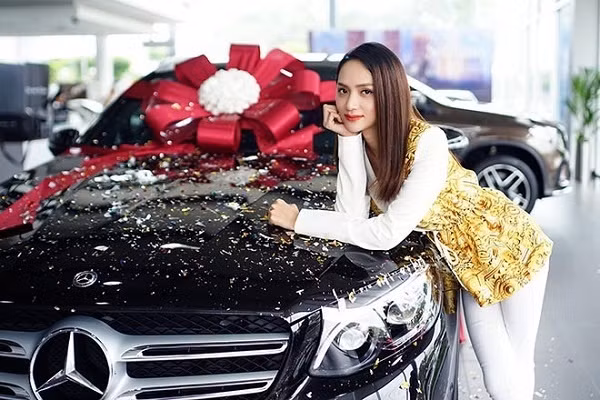 Sau đó, Hương Giang tiếp tục mua chiếc xe hơi thứ 3 thuộc thương hiệu Mercedes có giá 2,5 tỷ đồng. Ảnh: Internet.
