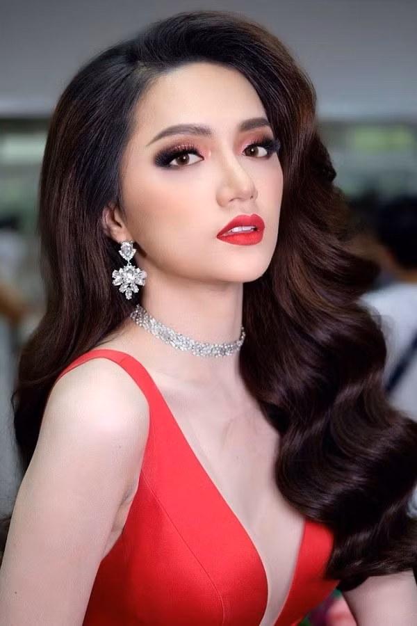 Trưởng thành trong vai trò ca sĩ nhưng Hương Giang tạo được tiếng vang lớn khi ghi danh đăng quang tại cuộc thi Hoa hậu chuyển giới quốc tế 2018. Ảnh: Internet.
