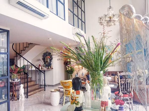 Penhouse của Lý Quí Khánh có 2 tầng, sử dụng màu trắng làm chủ đạo kết hợp với sàn gỗ tạo nên sự sang trọng.