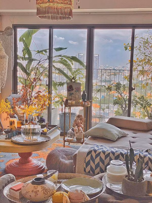 Lý Quí Khánh trang trí phòng khách với hoa tươi đẹp dịu dàng.