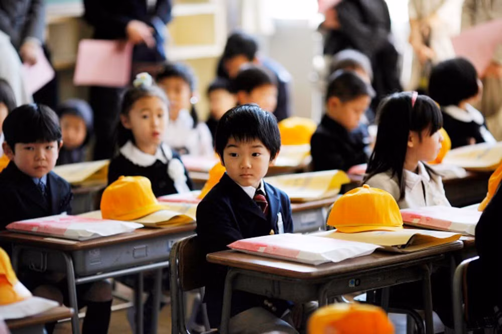 Một nửa mục tiêu kiếm tiền của người Nhật là lo cho con cái. Tuy nhiên, họ không phí tiền của để mua sắm tài sản để dành hay làm của hồi môn cho con.