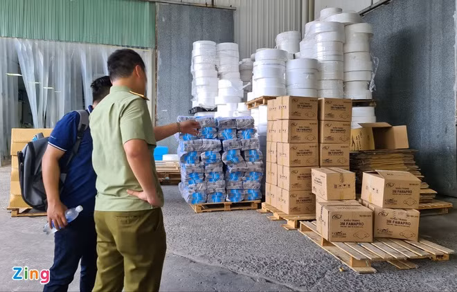 Sau hơn 10 ngày theo dõi, chiều 30/7, Cục nghiệp vụ Tổng cục QLTT, tổ công tác 368 và Cục QLTT TP.HCM đã kiểm tra đột xuất và thu giữ lượng lớn khẩu trang 3M giả tại Công ty TNHH sản xuất và thương mại thiết bị Nam Anh. Ảnh: Zing.