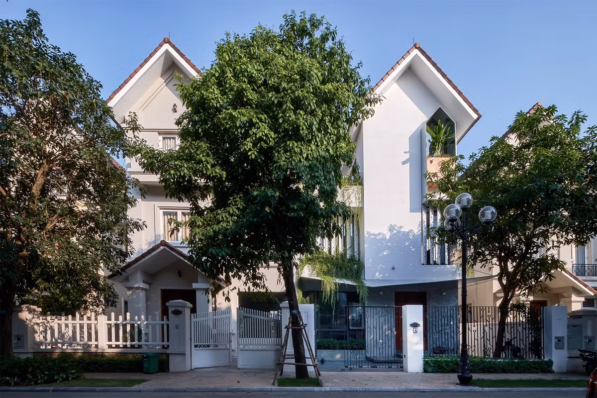 Maison TL là công trình biệt thự song lập được cải tạo lại để phù hợp với gia đình mới chuyển đến gồm bố mẹ già, người giúp việc và 2 vợ chồng trẻ.
