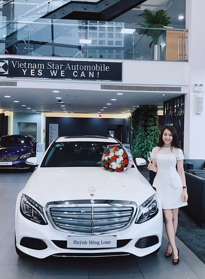 Không chỉ tậu được nhà, trước đó nữ diễn viên Hồng Loan cũng đã tậu xe hơi riêng để đảm bảo việc di chuyển thuận lợi hơn. Nguồn ảnh: FBNV.