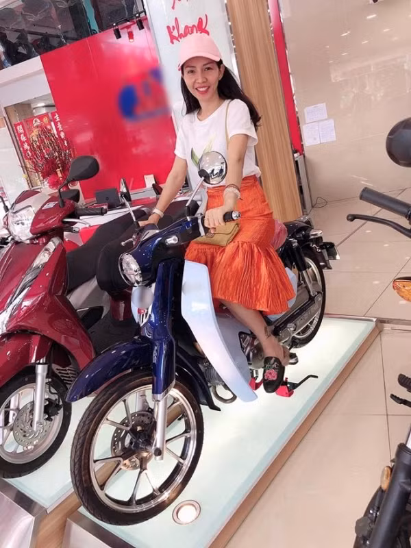Dịp Valentine, Hoàng Bách tặng luôn vợ chiếc Cub 125.