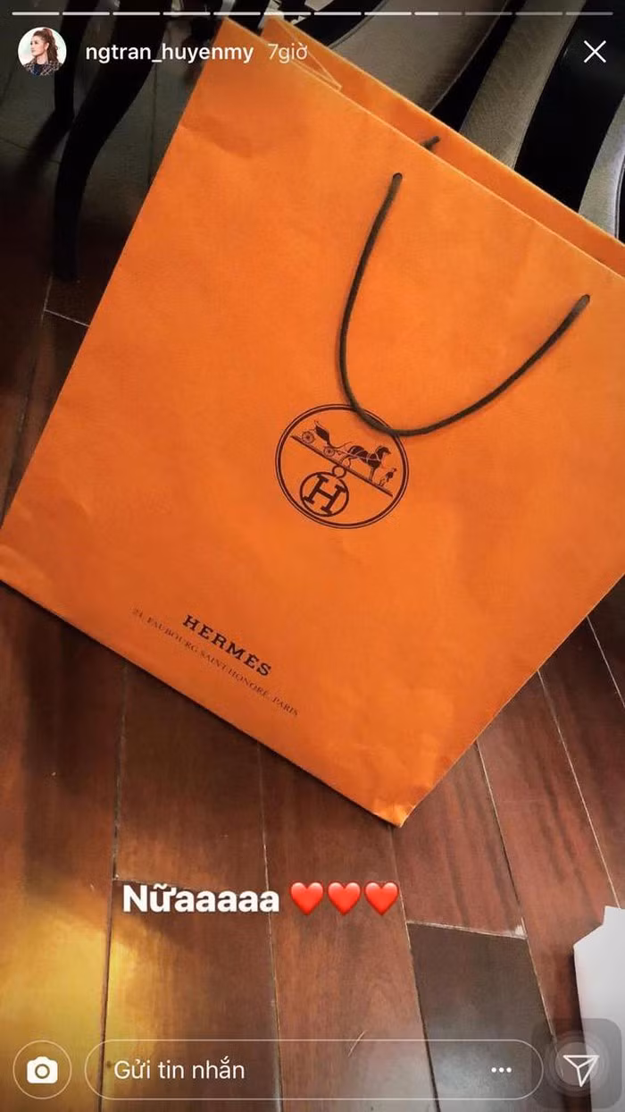 Quà Valentine của Huyền My là một chiếc túi Hermes sang chảnh.
