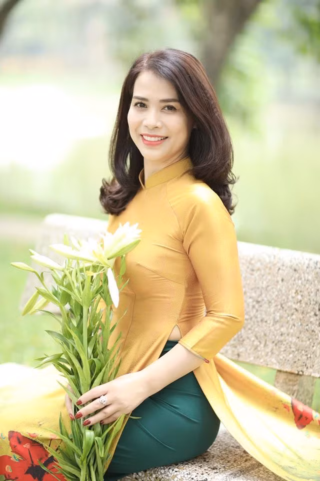 Ngọc Lan tiết lộ cả hai đến với nhau sau quá trình hợp tác trong công việc. Nếu Chí Trung đã hết duyên vợ chồng với Ngọc Huyền thì cô cũng đã ly hôn được 3 năm. Để mối quan hệ không trở nên ồn ào, thời gian qua cô và Chí Trung hạn chế đề cập chuyện đời tư với giới truyền thông.