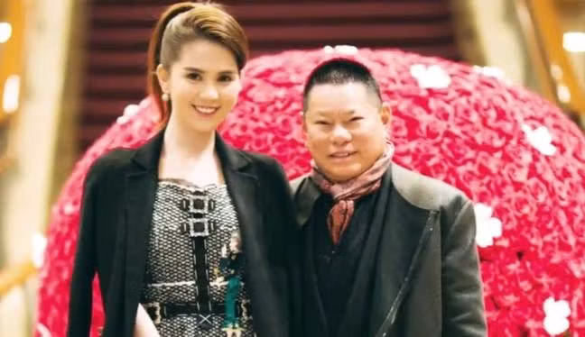 Thậm chí sau khi chia tay, vị tỷ phú gốc Việt còn dõng dạc tuyên bố: "Các anh cứ cho đăng thoải mái. Tôi cũng nói luôn, tôi và Ngọc Trinh đêm 7 ngày 3, vào ra không kể!".