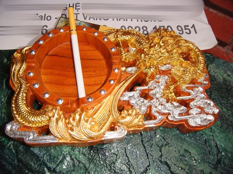 Gạt tàn dát vàng 24k thể hiện đẳng cấp của chủ nhân. Ảnh: Dân Việt.