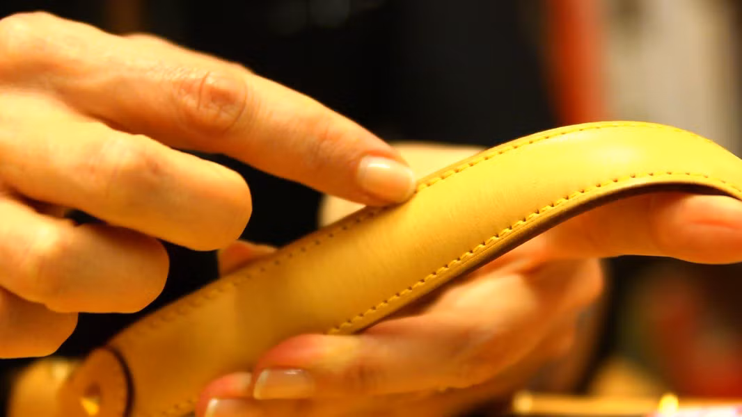 Đáng chú ý, trong xưởng may đồ da của Louis Vuitton có cả một đội ngũ nhân viên chỉ có công việc đếm các mũi chỉ khâu trên phần quai túi. Nếu sản phẩm nào thiếu đi một mũi khẩu cũng sẽ đều bị đem đi hủy ngay không để hàng lỗi bị tuồn ra ngoài.