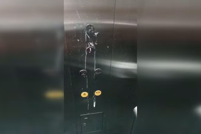 3 thieu nien Singapore bi dieu tra vi nho nuoc bot vao nut thang may