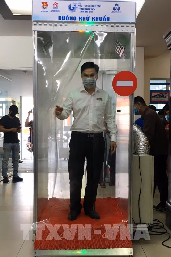 Theo Phó Giáo sư, Tiến sĩ Doãn Ngọc Hải, việc khử khuẩn toàn thân bằng buồng như Viện Sức khoẻ Nghề nghiệp và Môi trường cùng với trường Đại học Bách khoa Hà Nội mới chế tạo ra trên thế giới chưa có. Ảnh: TTXVN.