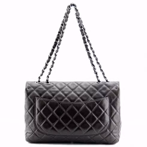 Túi Chanel có mặt ngoài chần bông và may thành hình quả trám đặc trưng. Nếu chiếc túi được làm từ da thật thì các đường chỉ may chìm và bề mặt có độ phồng nhất định, còn túi giả thường có đường chỉ nổi, các quả trám căng phồng rất rõ vì da giả không có độ đàn hồi như da thật.