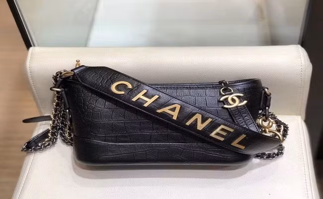 Khóa của chiếc túi xách Chanel chính hãng thường có hình chữ nhật bo góc được làm từ kim loại mạ vàng. Đặc biệt, tất cả các chi tiết kim loại của một chiếc túi Chanel đều đồng nhất với nhau về màu sắc, nếu bạn thấy một chiếc túi có móc khóa bạc và dây xích vàng, đó chắc chắn là chiếc túi giả.