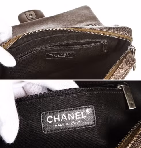 Nhãn bên trong chiếc túi Chanel thật được in mạ bạc để phù hợp với các chi tiết kim loại. Nhãn chính hãng phải là “Made in France” hoặc “Made in Italy”, không có “Made in Paris”.