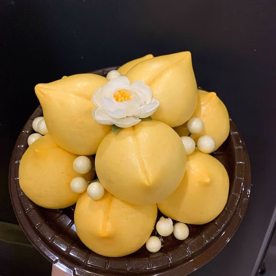 Tháp đào size nhỏ 25 quả có giá 380.000 đồng. Nếu mua riêng lẻ thì bánh bao trái đào có giá là 10.000 đồng/trái.