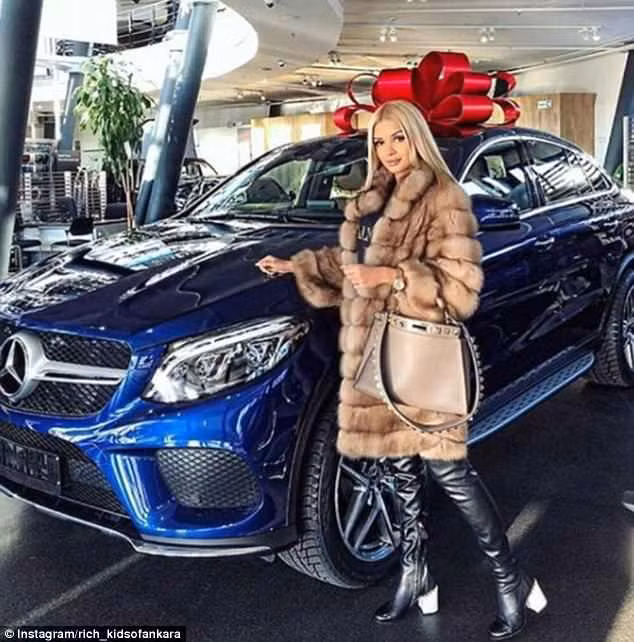 Một tiểu thư Thổ Nhĩ Kỳ diện áo hàng hiệu khoe chiếc Mercedes xa hoa được tặng.