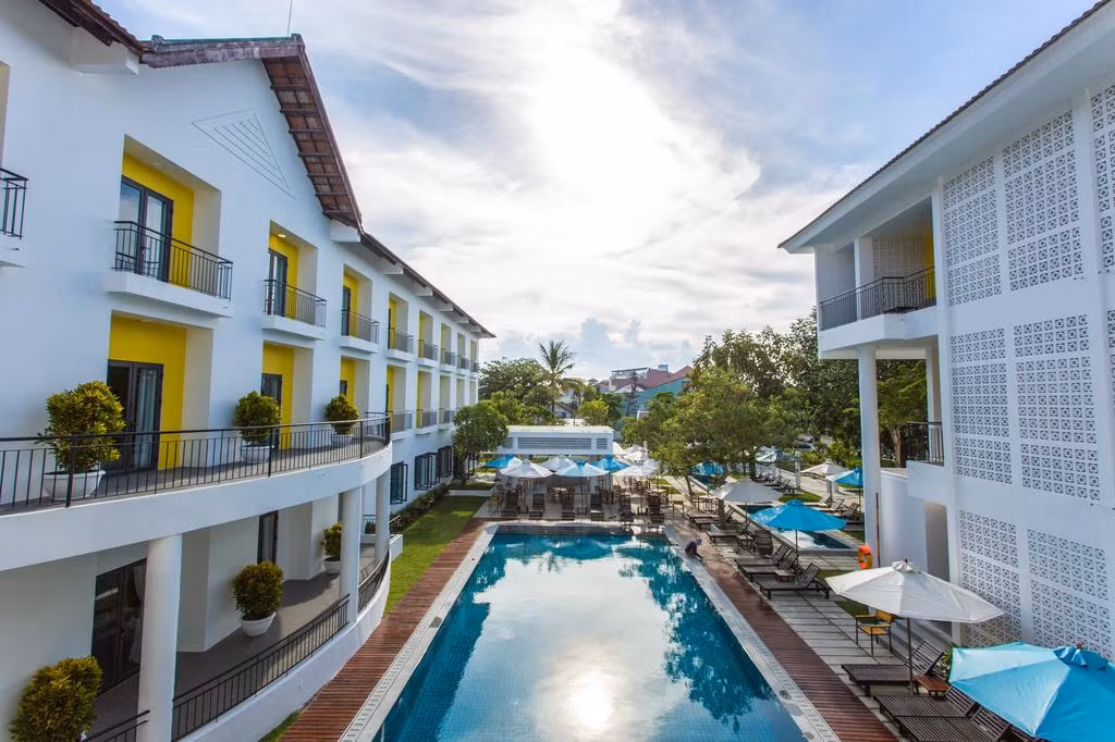 Nằm ẩn mình trong khu vườn riêng, ÊMM Hotel Hoi An có lối kiến trúc theo phong cách Việt Nam và thuộc địa Pháp.