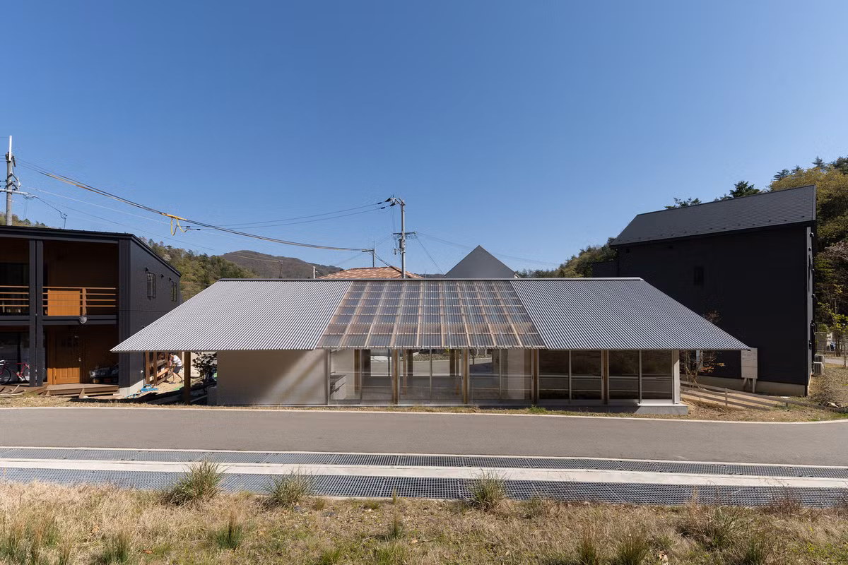 Tọa lạc tại một thị trấn mới ở thành phố Minoh (Osaka, Nhật Bản), House in Minohshinmachi là ngôi nhà cấp 4 rộng 81m2 của cặp vợ chồng trẻ.