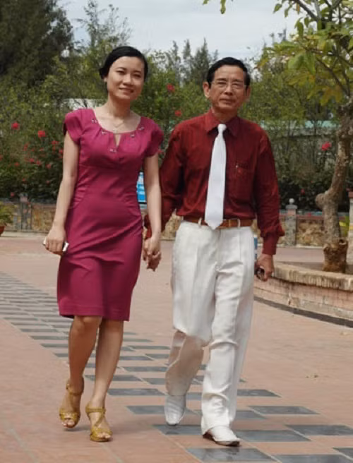 Trên khu đất trị giá 100 tỷ đồng, ông Lê Ân đang tạo một vườn cây ăn quả sạch để thỏa lòng vợ trẻ.