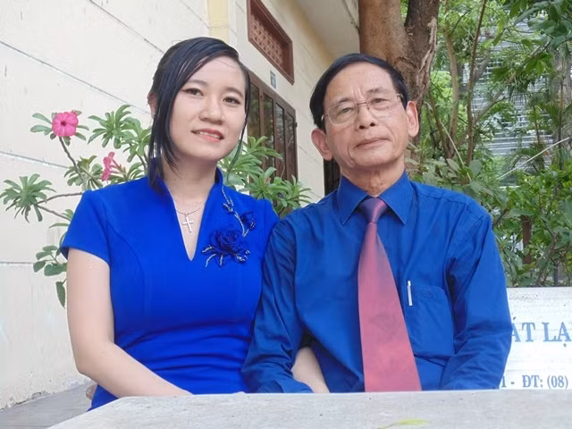 Thời gian rảnh rỗi, đại gia Lê Ân thường đưa vợ dạo, đi chơi. Ông còn thuê vệ sĩ, lái siêu xe 25 tỷ đưa vợ đi ăn sáng. Nguồn ảnh: Facebook. Video: Đại gia Việt lùng sục cá ‘khủng long 6 sừng’. Nguồn: VTC1