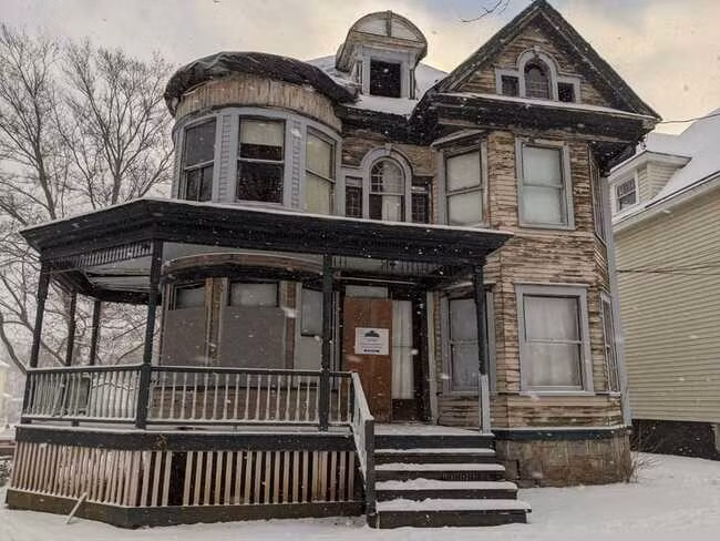 Nằm ở Syracuse (New Yor), ngôi nhà theo phong cách Victoria bị bỏ hoang này vẫn lưu giữ được một số chi tiết sang trọng như trần trang trí công phu, hay các chi tiết lưu giữ dấu ấn lịch sử...