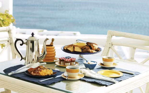 Phục vụ bữa sáng buffet miễn phí cũng là cách khiến khách hàng dành nhiều thời gian ở khách sạn hơn.