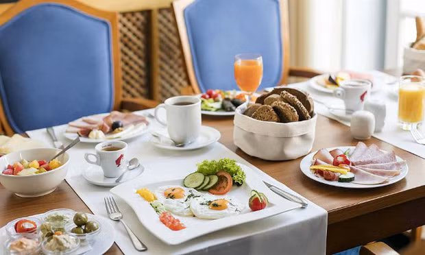 Chưa kể, khi ăn no, khách hàng sẽ có xu hướng “lười biếng”, ở lại khách sạn và sử dụng các loại hình dịch vụ khác như: spa, ăn uống, quầy bar…