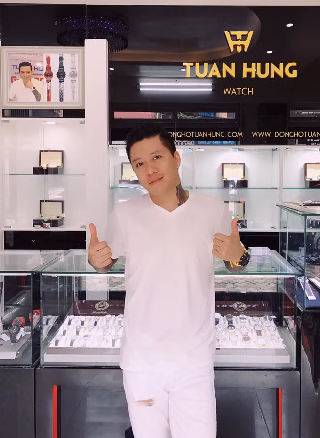 Bên cạnh đó, Tuấn Hưng còn sở hữu bộ sưu tập nhiều loại đồng hồ, mắt kính, điện thoại đắt tiền. Ảnh: FBNV.