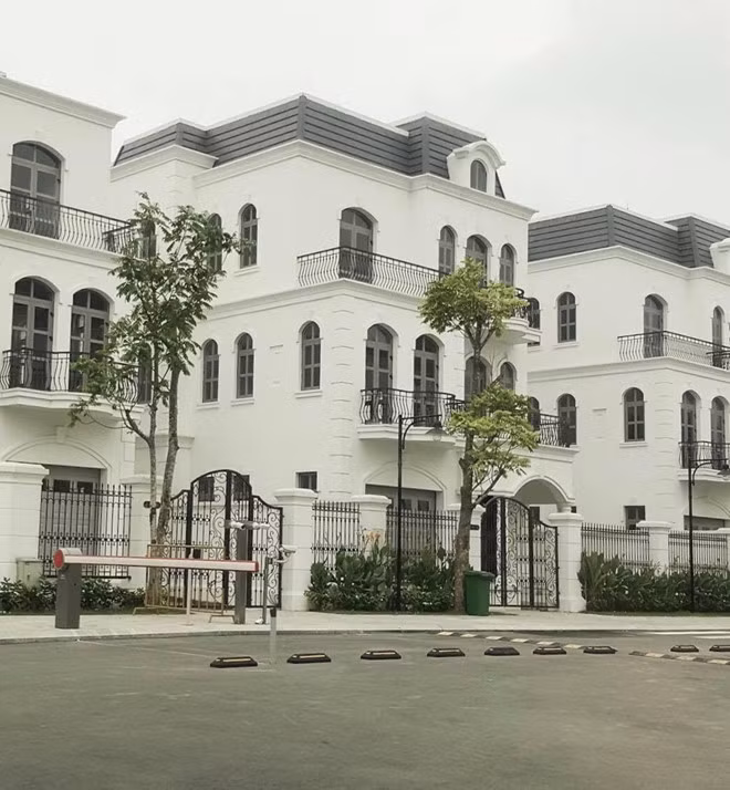Giữa năm 2019, vợ chồng Ca sĩ Tuấn Hưng còn tậu căn biệt thự toạ lạc tại khu đô thị sang trọng bậc nhất Hà thành với tổng giá trị lên tới cả triệu USD. Ảnh: FBNV.
