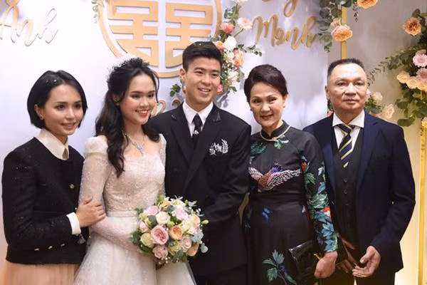 Trước đó, cầu thủ Duy Mạnh và Văn Quyết từng khiến nhiều fan ngưỡng mộ khi gia đình vợ nổi tiếng giàu có và gia thế thuộc diện “khủng” ở Hà Nội. Ảnh: Giadinhxahoi.
