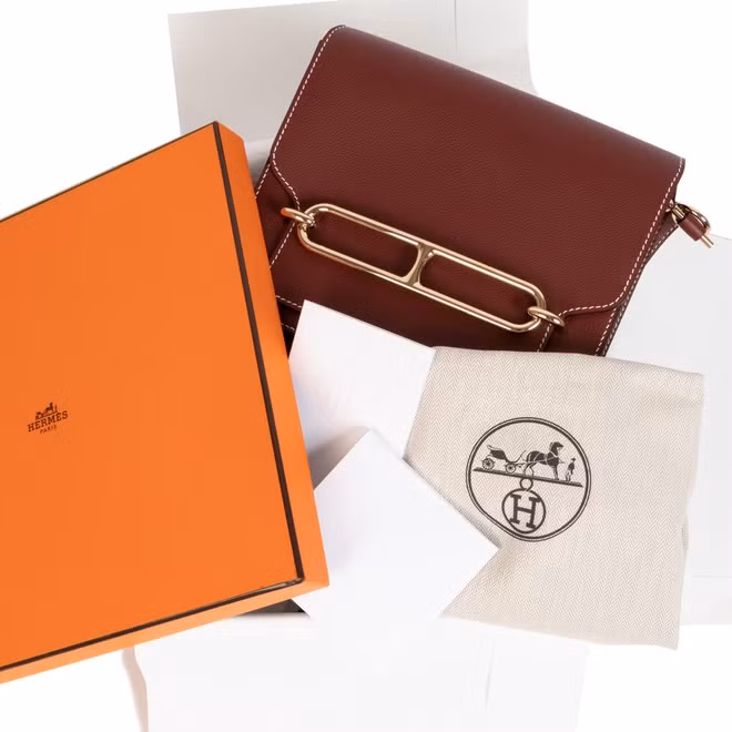 Mẫu túi đó chính là Hermès Roulis, có giá dao động từ 7.000-13.000 USD tuỳ kích cỡ.