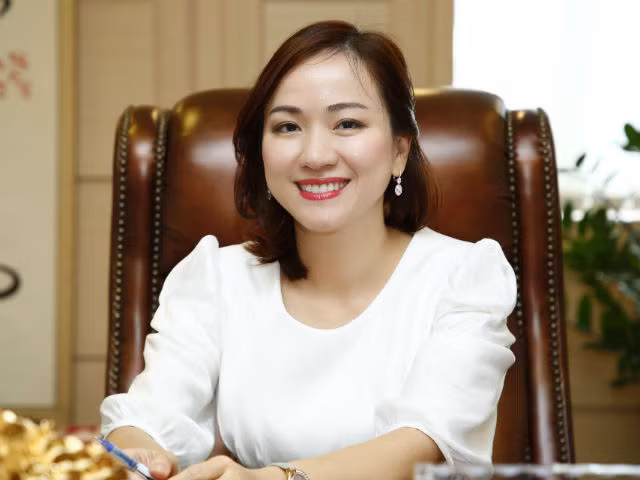 Lê Thu Thủy - Tổng Giám đốc SeABank khiến dư luận dậy sóng khi trở trở thành người đứng đầu một ngân hàng lớn ở tuổi 35. Cô là ái nữ của bà Nguyễn Thị Nga, người từng nắm giữ vị trí Chủ tịchh ngân hàng SeABank trước đây. Ảnh: Seabank.
