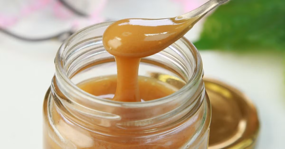 Trong khi mật ong thường có vị ngọt, hương thơm dịu nhẹ thì mật ong Manuka có màu vàng sẫm ngả nâu, mùi hăng hắc như sợi thuốc lá.