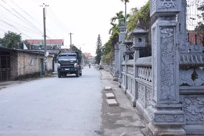 Căn biệt thự nơi gia đình bệnh nhân thứ 17 nhiễm Covid-19 khá rộng rãi, bên ngoài là hàng tường rào kiên cố.