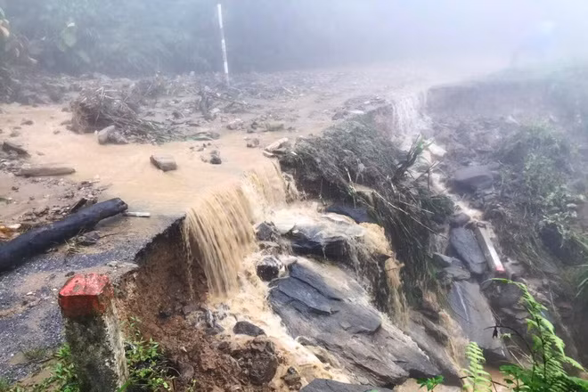 Tại huyện Bát Xát (tỉnh Lào Cai), lượng mưa ghi nhận được trong 2 ngày qua có thời điểm lên mức 240 mm. Mưa lớn khiến mực nước các sông, suối trên địa bàn lên nhanh. Chính quyền các địa phương đã tổ chức tuyên truyền và huy động lực lượng tăng cường công tác phòng chống mưa lũ lớn, khẩn cấp sơ tán người và tài sản khi cần thiết.
