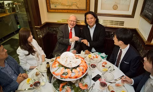 Giám đốc điều hành Berkshire Hathaway - người sáng lập NetJets, Warren Buffett, đã dành thời gian để thực hiện một bữa trưa công sở nhằm quyên góp tiền làm từ thiện. Một người đấu giá ẩn danh đã chiến thắng với giá thầu trực tuyến là 2,6 triệu USSD. Ảnh: Getty Image.