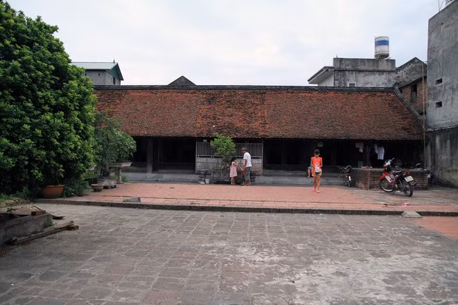 Nhà thờ cổ của dòng họ Nguyễn Thạc ở làng Đình Bảng (huyện Từ Sơn, tỉnh Bắc Ninh) được xem là một trong những ngôi nhà gỗ lim có giá trị bậc nhất hiện nay với hơn 300 năm. Ảnh: Vnexpress.