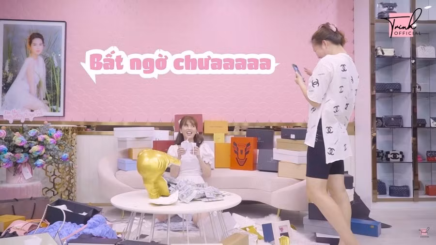 "Nữ hoàng nội y" cho biết những món đồ hiệu này là do cô tự thưởng, hội bạn thân tặng nhân dịp mừng sinh nhật và 5 triệu follower (người theo dõi) trên Instagram.