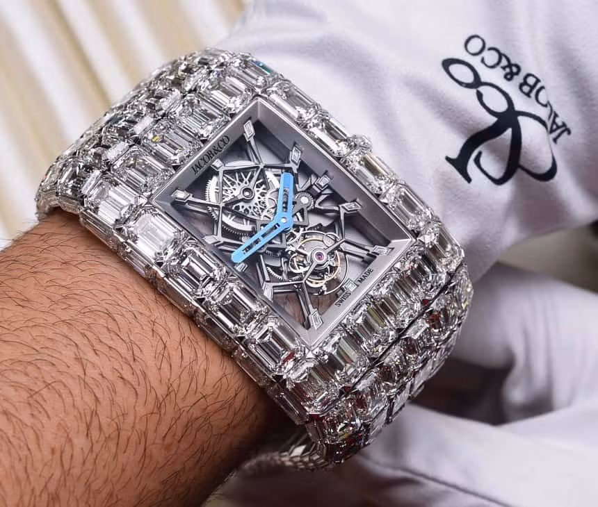 Chiếc đồng hồ có cái tên "tỷ phú" Jacob &amp; Co. Billionaire (18 triệu USD) có thiết kế mặt đồng hồ theo kiểu "skeleton" tức là mặt đồng hồ trong suốt để mọi người có thể chiêm ngưỡng bộ máy hoạt động bên trong.