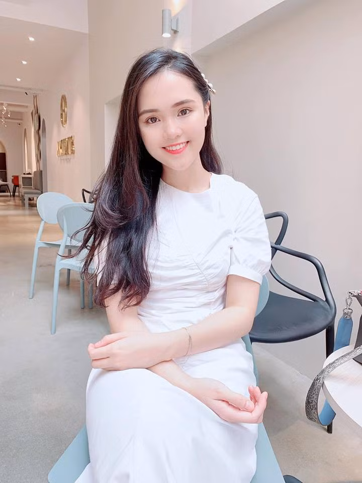 Quỳnh Anh (sinh năm 1996) là em gái ruột của vợ tiền đạo Văn Quyết. Bố cô là cựu chủ tịch CLB Bóng đá Sài Gòn. Hiện nay gia đình Quỳnh Anh đang sở hữu một công ty thương mại kinh doanh mặt hàng ô tô, xe máy, kinh doanh phụ tùng và buôn bán thực phẩm, đồ uống. Ảnh: Dân Việt.
