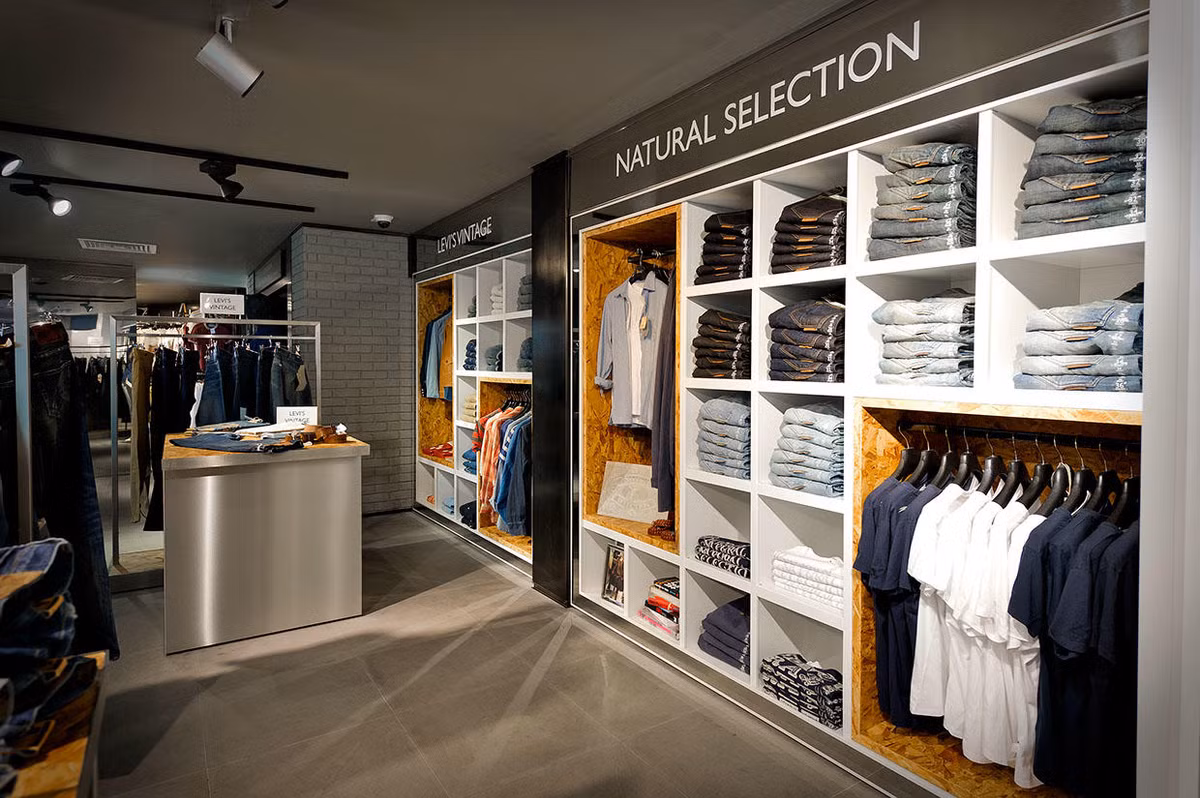 Theo tiết lộ, nhân viên bán hàng quần áo rất muốn khách hàng đi shopping đầu tuần hoặc lúc buổi trưa. Bởi đó là những lúc cửa hàng vắng vẻ, khách ghé thăm sẽ có cơ hội thử đồ, trải nghiệm thoải mái hơn.
