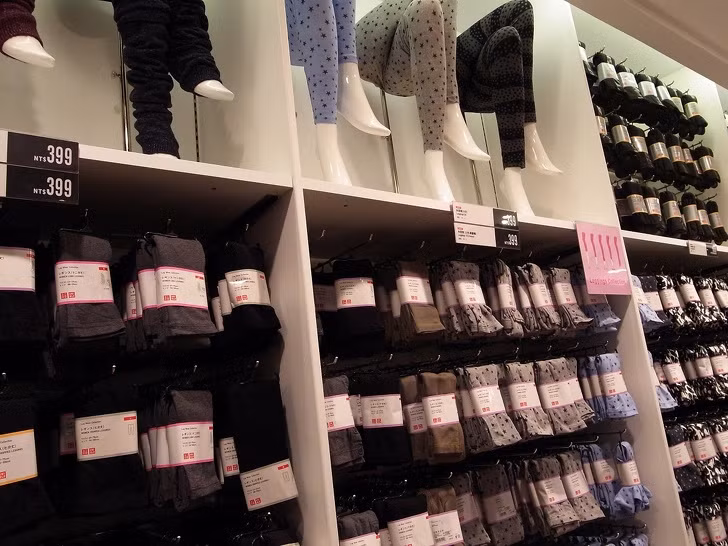 Một trong những lợi thế của Uniqlo so với các đối thủ cạnh tranh khác là gián bán rất rẻ. Ước tính, ít nhất 35% các sản phẩm trong Uniqlo được bán với giá dưới 10 USD.